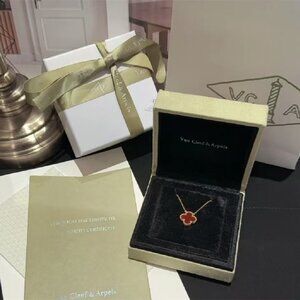 ✅Van Cleef & Arpels 18K gold red agate necklace
